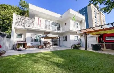 Excelente casa com 2 suítes, sendo uma com closet, 2 vagas de garagem coberta, localizado no centro de balneário piçarras - sc.