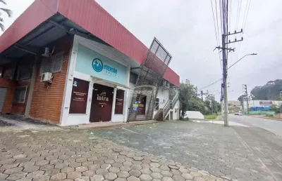 Galpão no bairro salto em blumenau com ótimo espaço.