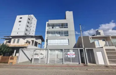 Excelente apartamento com 2 dormitórios, próximo a praia, no bairro itacolomi em balneário piçarras!