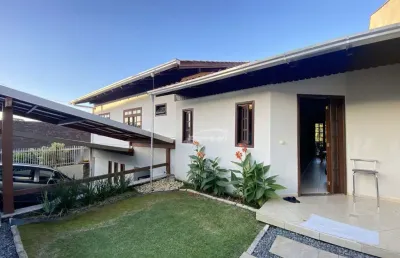 Casa com dois pavimentos, apartamentos para alugar e amplo espaço externo, no bairro velha central em blumenau!
