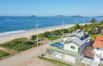 Casa frente mar, com 6 dormitórios sendo 1 suíte, área de festas e piscina, no bairro itacolomi em balneário piçarras!