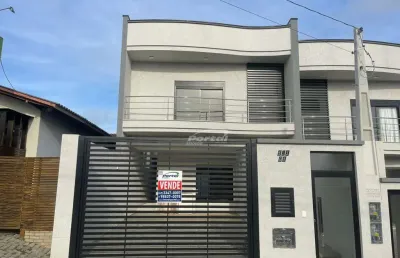 Sobrado em balneário piçarras, a 400 metros da praia, com 2 suítes, mais um quarto e área de lazer com piscina e churrasqueira.