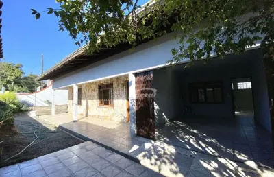Excelente e ampla casa com 3 quartos sendo 2 suítes e uma linda lareira na sala de estar, no bairro itoupava central em blumenau!