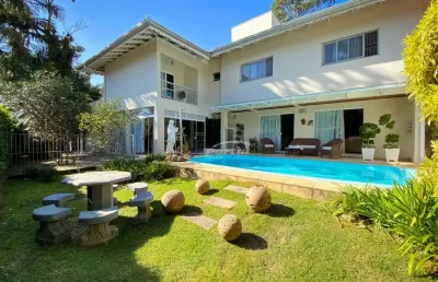 Belísima casa com 5 dormitórios sendo 4 suítes, 3 salas, área de festas e piscina, no bairro vorstadt em blumenau!