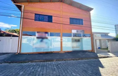 Excelente oportunidade comercial, galpão para locação no bairro itoupava norte! 600m², 2 pavimentos, 05 banheiros, 02 lojas de vitrini, com alvará e habite-se, 09 vagas de garagens, energia elétrica t