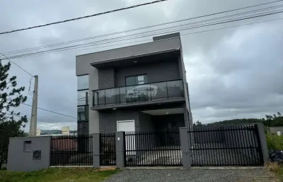 Sobrado semimobiliado com 3 dormitórios ,sendo 1 suíte, em condomínio, no bairro itacolomi, em balneário piçarras!