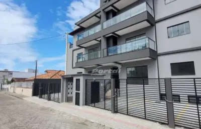 Apartamento á venda, com 2 dormitórios sendo 1 suíte, a aproximadamente 100 metros do mar, na praia do tabuleiro em barra velha/sc