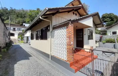 Casa disponível para locação no bairro velha, em blumenau/sc.