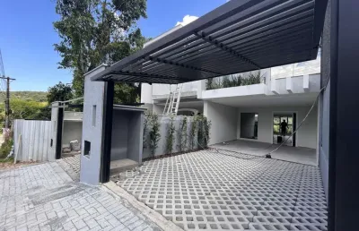 Belíssimo sobrado com 3 suítes, 4 vagas de garagem e espaço externo com piscina, no bairro ponta aguda em blumenau!