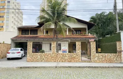 Linda casa de alvenaria com 4 quartos sendo 1 suíte e amplo terreno, localizada no bairro da vila nova em blumenau!