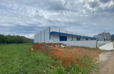 Excelente terreno para locação no bairro itoupava central! terreno amplo e plano, inicio da rua e fácil acesso a rua gustavo zimmermann, proximo a diversos comercios e residencias.