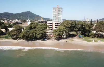 Apartamento frente com 3 suítes e 2 vagas de garagem na praia da armação em penha/sc!