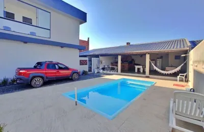 Casa estilo sobrado com 2 dormitorios sendo 1 suite, bairro quinta dos açorianos em barra velha, distância da praia 3,7km (18315)