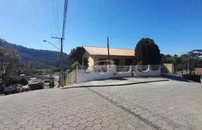 Casa com 3 dormitórios sendo 1 deles suíte e amplo terreno, no bairro velha central em blumenau!