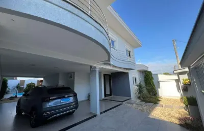 Casa alto padrão, mobiliada, área de festas, piscina, 300 metros do mar, no centro de balneário piçarras sc