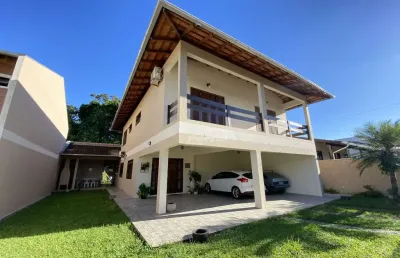 Linda e espaçosa residência em loteamento, com 4 dormitórios sendo 2 suítes, amplo terreno e 3 vagas de garagem, no bairro itoupava central em blumenau!