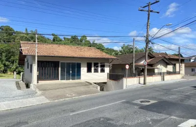 Casa comercial localizada em corredor de serviço no bairro itoupava norte em blumenau!