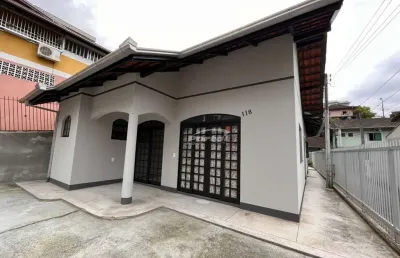 Casa com 3 dormitórios disponível para venda no centro de blumenau!