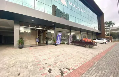 Loja térrea com 435m², opção para locação fracionada de 215m² (sala 01), opção com locação fracionada de 220m² (sala 02), espaço corporativo alto padrão, fachada moderna, hall de entrada decorado, ele