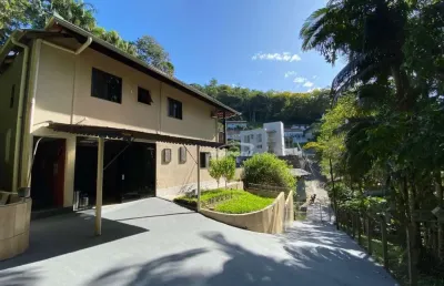 Excelente casa mobiliada, com 4 dormitórios e piscina no bairro da velha em blumenau!