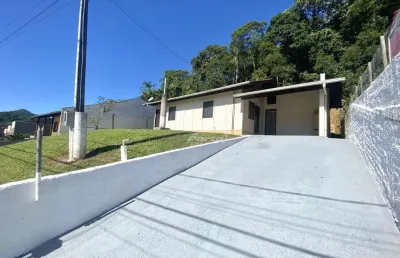 Com uma área construída de 84,80 m², e 377m² de terreno, o imovel oferece 02 dormitórios, sala de estar, cozinha, 02 banheiros sociais, area de serviço, area de festas, 02 vagas de garagem cobertas e 