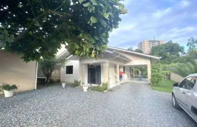 Casa semi mobiliada com 113m², sala de estar com varanda, cozinha, sala de jantar, banheiro social, area de festas com churrasqueira e lavabo, area de serviço, deposito, 02 vagas de garagem coberta, a