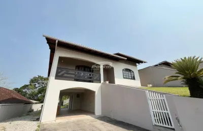 Belíssima casa com 3 dormitórios sendo uma suíte e amplo terreno, no bairro valparaíso em blumenau!