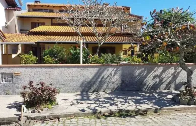 Sobrado em penha com 4 dormitórios (sendo 2 suítes) e lareira, apenas 250m da praia alegre e 10min do beto carrero world. ref 20012
