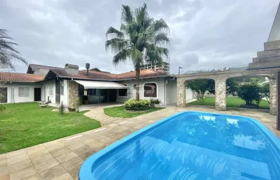 Casa com 04 dormitórios, sendo 03 suítes, 01 máster com hidromassagem e closet. ampla sala de tv com lareira, sala de estar, cozinha e sala de jantar conjugadas, banheiro social e uma linda área de fe