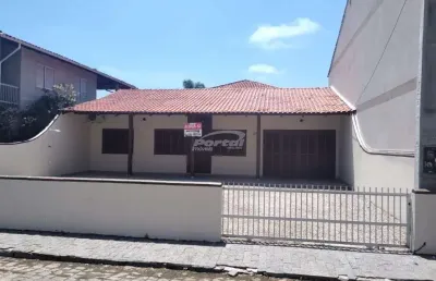 Ótima casa mobiliadaa em penha com 3 dormitórios apenas 250m do mar e poucos minutos do beto carrero world.