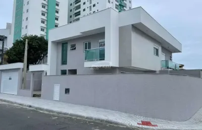 Maravilhosa casa com 03 suítes sendo 01 master com closet, 320 metros do mar, centro, barra velha sc