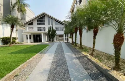 Magnífica casa com amplo terreno localizada no inicio do bairro velha em blumenau/sc!