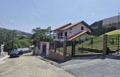 Ótima residência totalmente averbada, com 3 dormitórios sendo 1 suíte e área de festas, no bairro vorstadt em blumenau