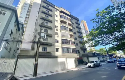 Imóvel com 201m² contendo 03 dormitórios, sendo 01 suíte master com closet e vista para o mar, ampla sala de estar, cozinha ampla e bem equipada, sala de jantar, banheiro social, área de serviço com b