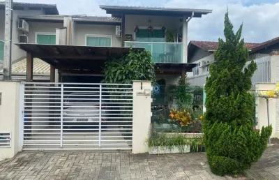 Sobrado com amplo quintal com ótima localização no bairro da velha em blumenau!