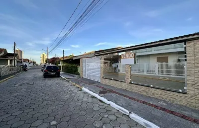 Casa com 2 dormitórios, 2 vagas de garagem no centro de balneário piçarras/sc (cód. 20355)