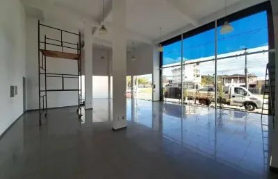 Loja térrea com fachada em vidro disponível para locação no bairro sete de setembro – gaspar/sc
