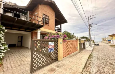 Casa com 6 dormitórios, sendo 1 suíte, a menos de 50 metros do mar. (cód 20443)