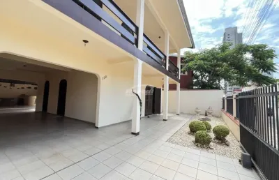 Casa com 4 dormitórios, sendo 1 suíte no centro de balneário piçarras/sc (cód. 20459)