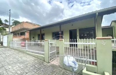 Ampla casa para venda no bairro itoupava centr 422,50m² de área total, o imóvel contem 3 dormitórios, cozinha, sala estar, sala de jantar, varanda, banheiro social, área de festa com churrasqueira, ár
