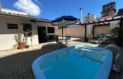 Linda casa com piscina e 3 quartos localizada apenas a 200m da praia e 800m do beto carrero em penha