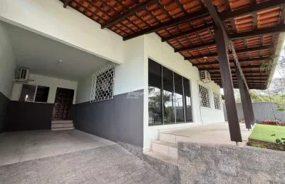 Excelente casa no bairro agua verde com piscina, localizada em uma região tranquila e valorizada, com vizinhança acolhedora e segura.