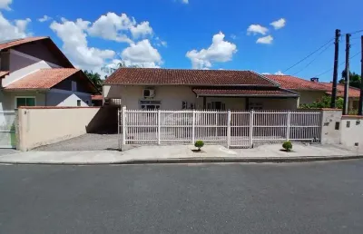 Casa bairro salto weissbach blumenau, 3 dormitorios sendo uma suite, ampla área de festas, livre de enchente.