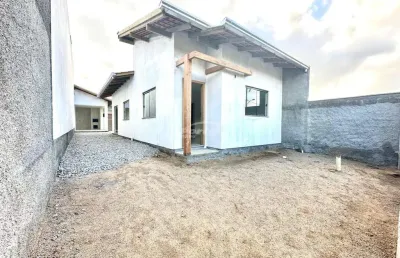 Casa com 3 quartos, área de lazer e passagem lateral em gaspar
