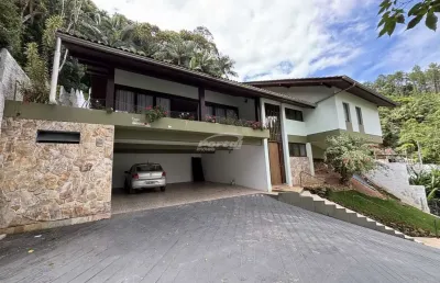 Surpreenda-se com esta casa plana, com piscina no bairro bom retiro em blumenau!