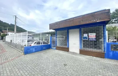 Loja terrea, com aproximadamente 80m², 02 banheiros e 04 vagas de estacionamento em frentea loja. imovel voltado para atender as necessidades no ramo comercial, pronto para ocupação, podendo ser adapt