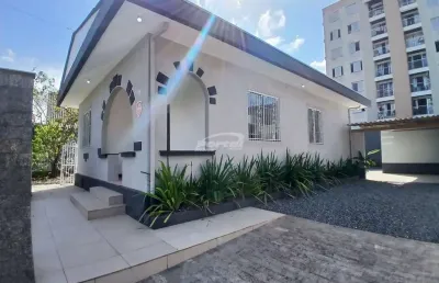 Casa comercial disponível para locação no bairro garcia, em blumenau/sc.