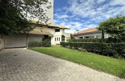 Casa mobiliada disponível para locação no bairro itacolomi – balneário piçarras/sc (cód. 21237)