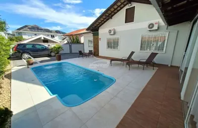 Casa disponível para venda, com 3 suítes no bairro velha em blumenau!