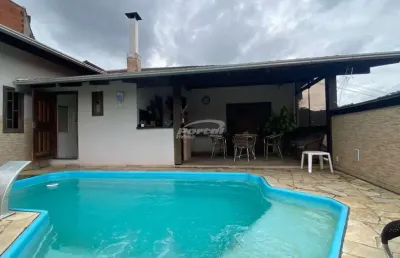 Casa com 3 dormitórios e amplo terreno no bairro boa vista